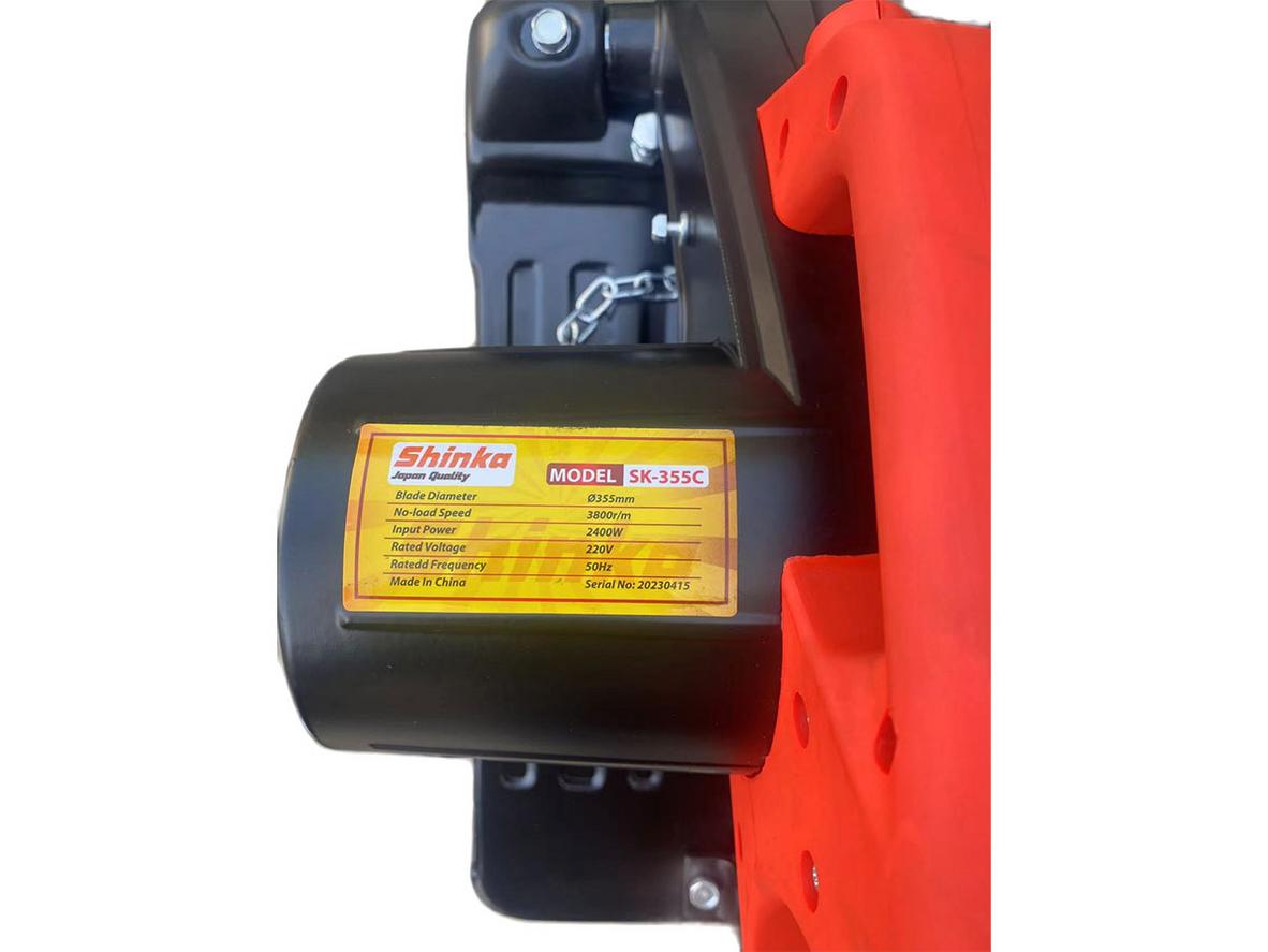 Motor lõi dây đồng của Shinka SK-355C — bền bỉ và chạy êm khi cắt sắt hộp / ống (ảnh chi tiết)  — Chụp cận cảnh lõi motor và tem thông số kỹ thuật.