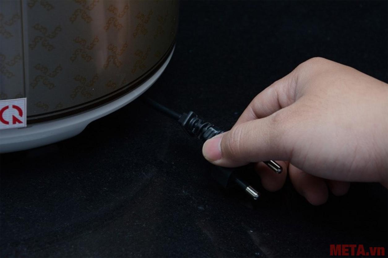 Lòng nồi phủ Poly‑Flon, dễ vệ sinh