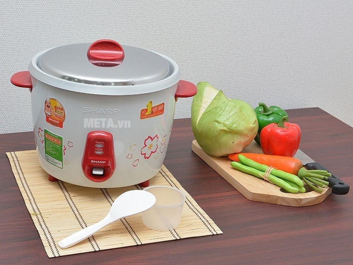 Lòng nồi hợp kim nhôm dày ~1.23mm giúp dẫn nhiệt đều, cơm chín ngon.