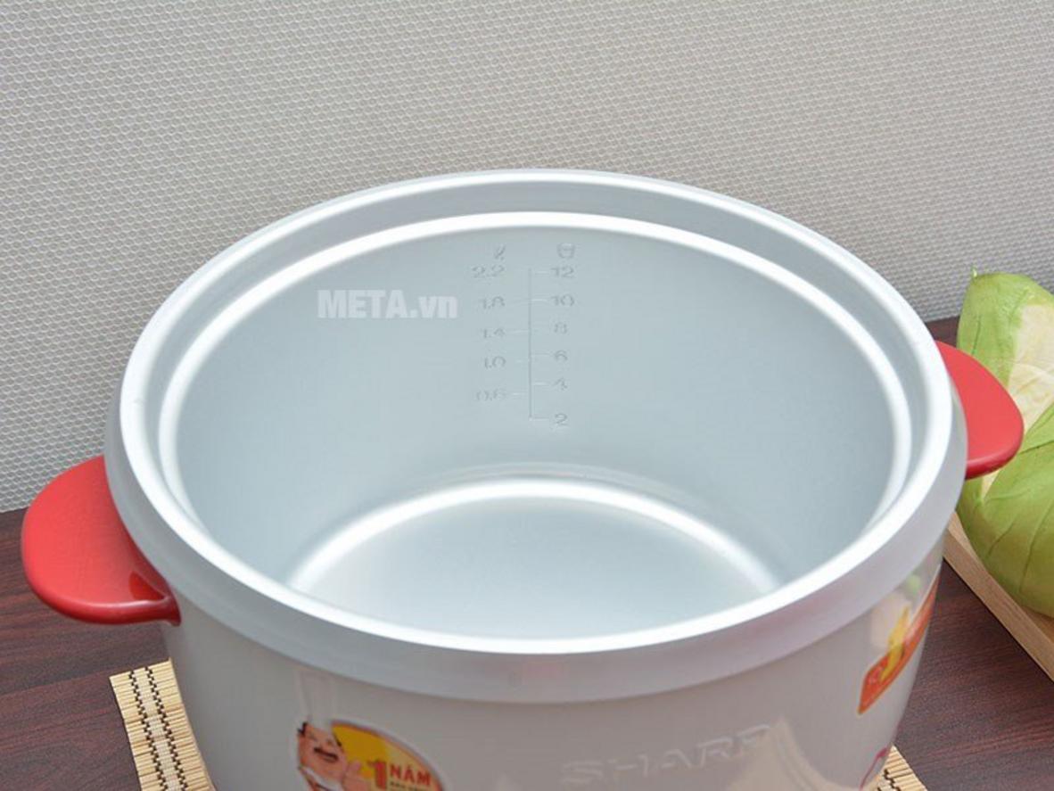 Nắp inox rời giúp tháo rửa nhanh, sạch mùi.