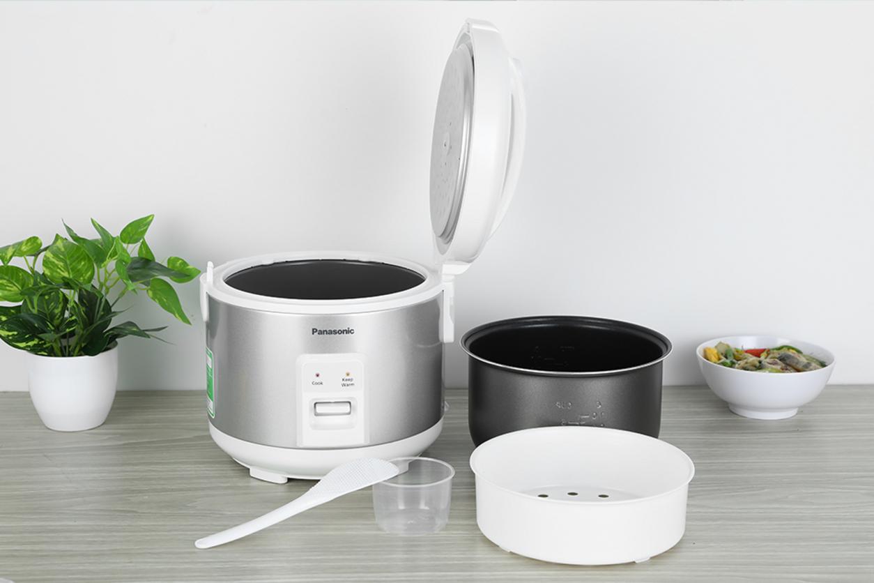 Xửng hấp, muỗng và cốc đong đi kèm giúp nấu linh hoạt.