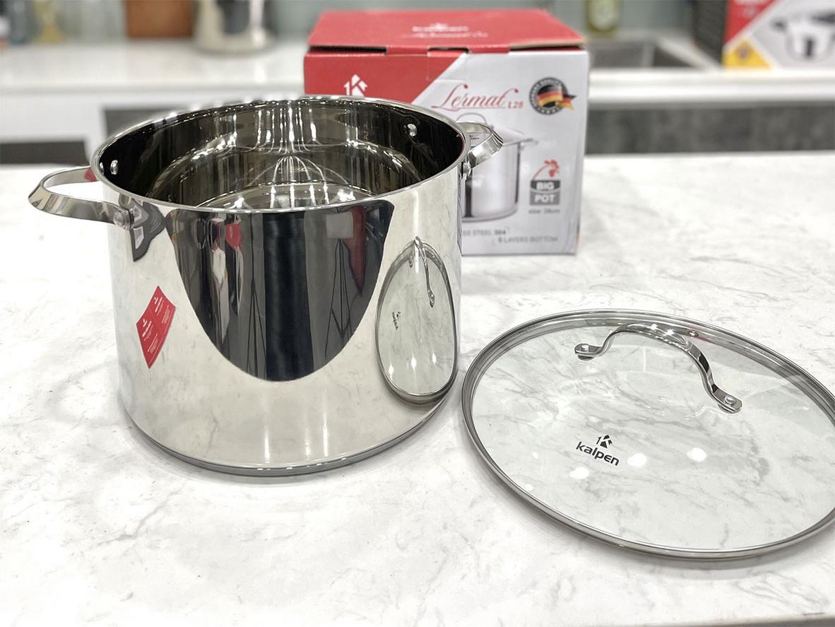 Vung kính dày và dung tích 15.5L cho phép luộc gà nguyên con dễ dàng
