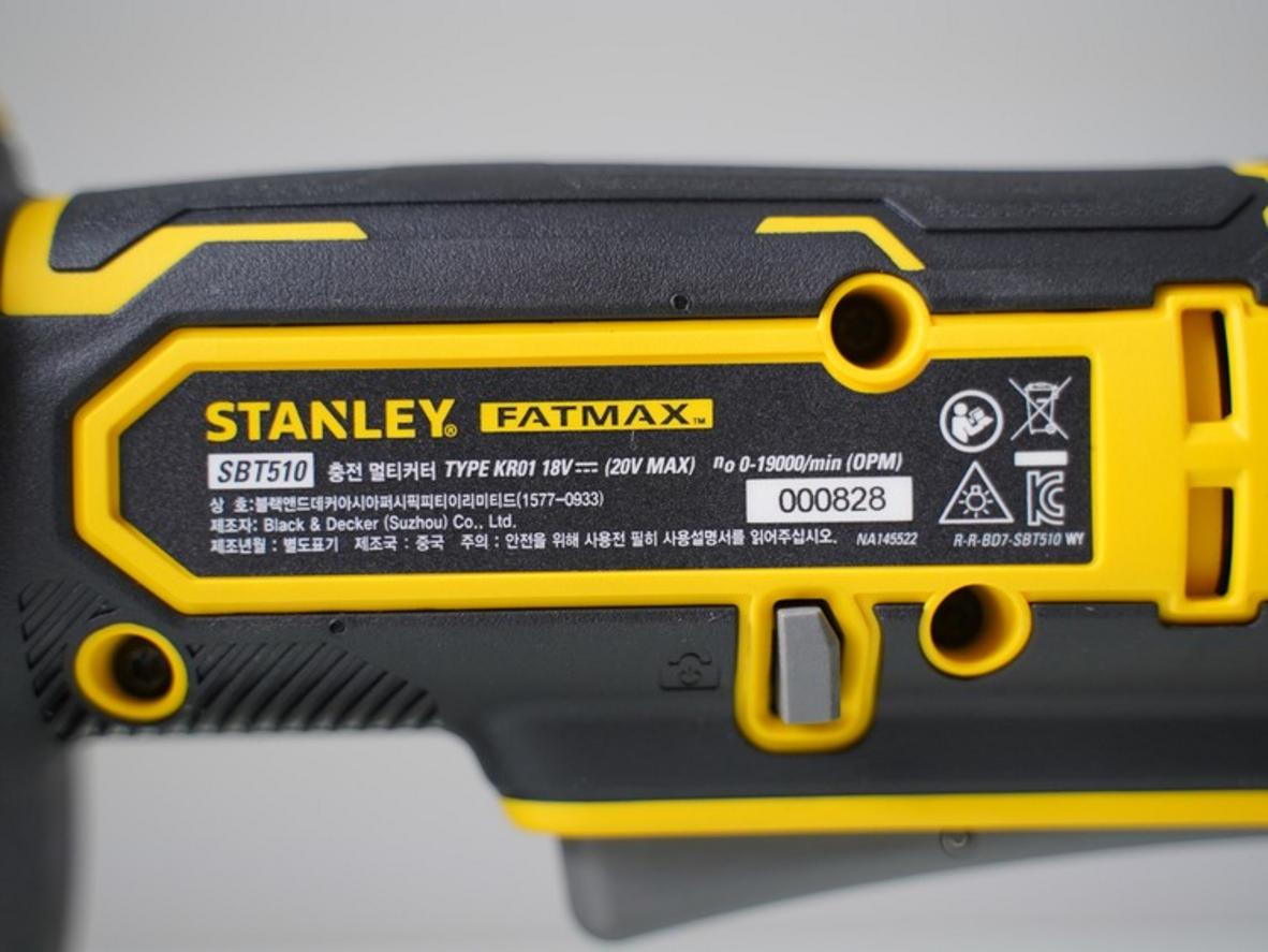 Bộ 2 pin 2.0Ah và sạc nhanh đi kèm (ảnh minh họa).","imagePrompt":"Photo of two 2.0Ah Stanley batteries and the fast charger next to the tool, batteries labelled 20V Max.