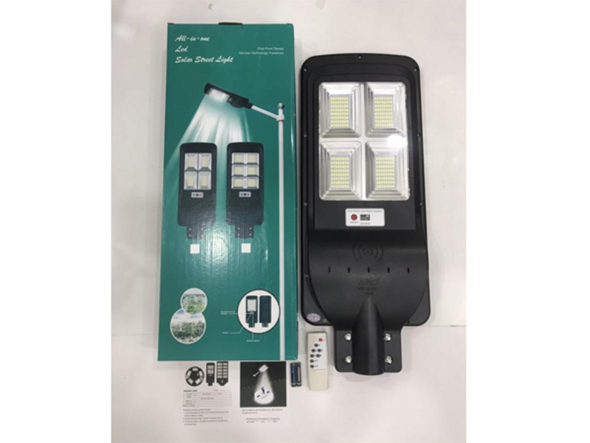 Pin 8000mAh + tấm pin 6V/15W cho 10–12 giờ chiếu sáng.