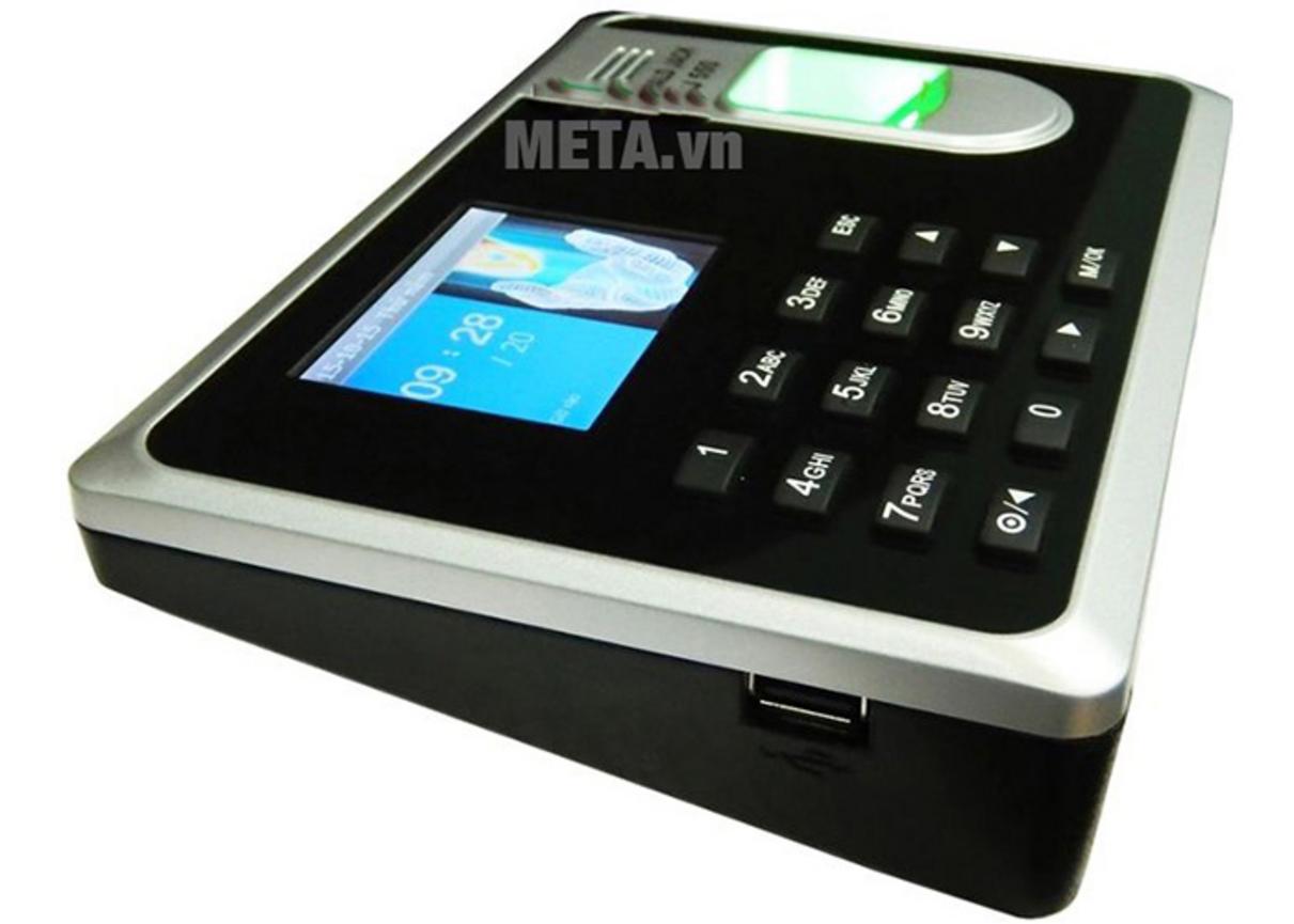 Quản lý tới 1.000 dấu vân tay và 80.000 lần chấm công — phù hợp doanh nghiệp nhỏ có nhu cầu lưu lịch sử dài hạn; imagePrompt: "Close-up of fingerprint sensor and device screen showing user name and timestamp in office setting."