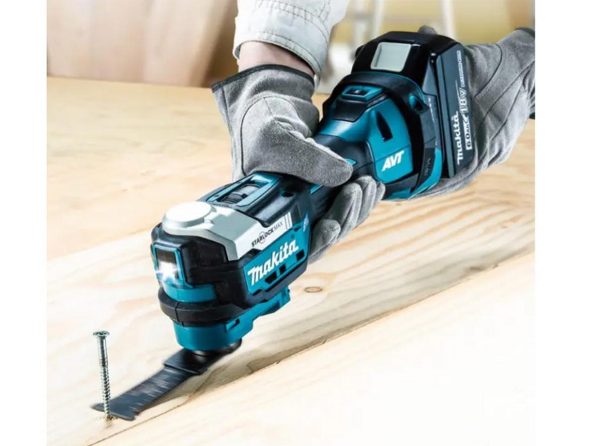 Lưỡi Starlock Max gắn trên DTM52 cho khả năng cắt sâu và chính xác.