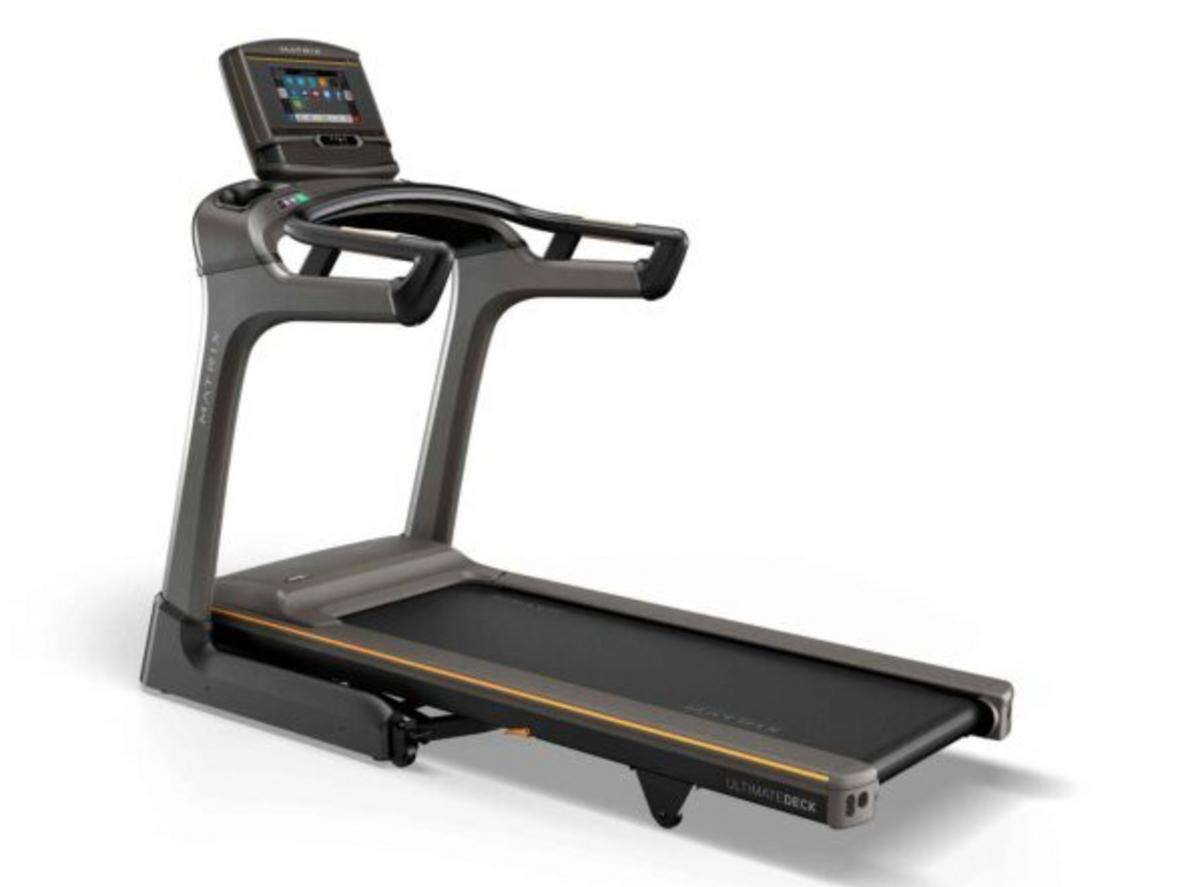 Bề mặt chạy rộng và hệ giảm chấn Ultimate Deck ,imagePrompt: "Wide shot of the treadmill belt showing 51x140 measurement and a runner's foot striking mid-stance"