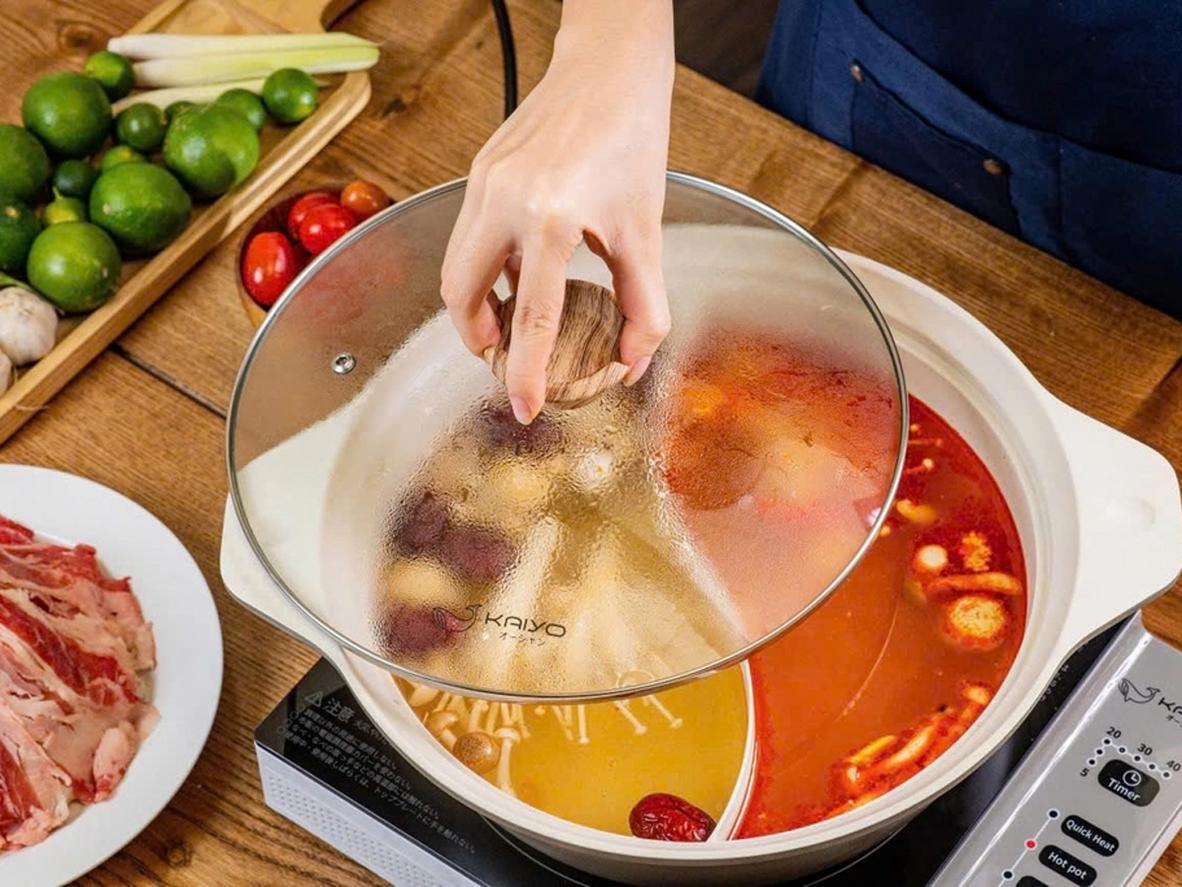 Thiết kế 2 ngăn cho phép phục vụ hai vị lẩu cùng lúc.