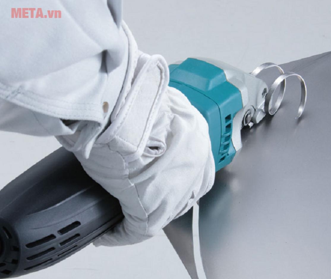 Kích thước nhỏ gọn và trọng lượng nhẹ cho thao tác linh hoạt.