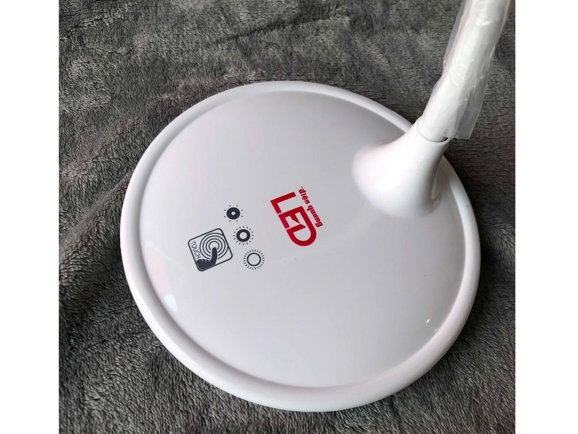 Điều khiển cảm ứng và cổ xoay 360° tiện lợi