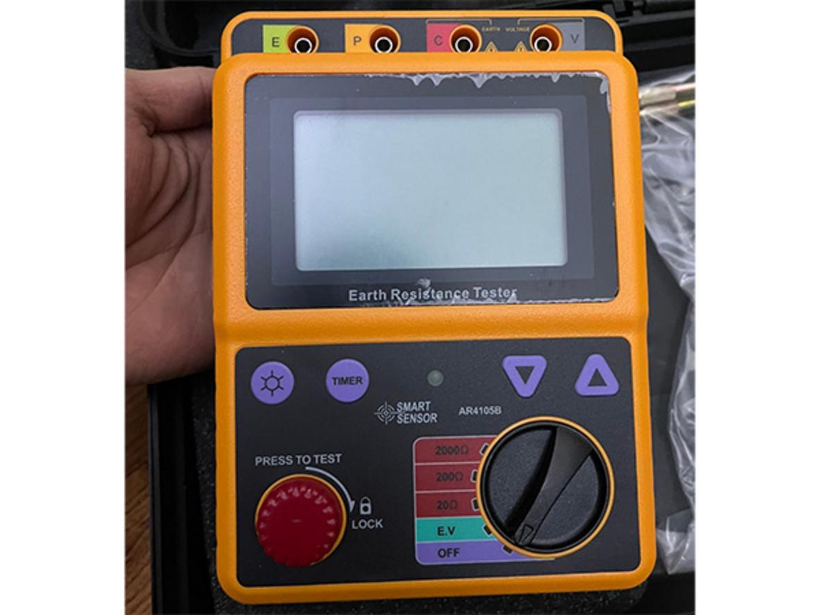 Màn hình LCD có đèn nền; nguồn 6 x pin AA, kích thước nhỏ gọn