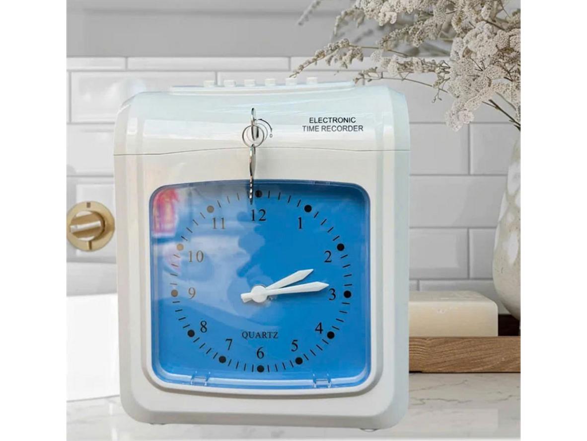 In 2 màu giúp phân biệt giờ đi trễ/về sớm và in rõ nét trên thẻ giấy — tiện cho đối chiếu.
