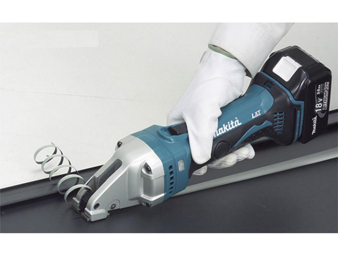 Hiệu suất cắt 4.300 SPM của Makita DJS161Z mang lại đường cắt mượt mà và nhanh chóng. Đề xuất hình ảnh: close-up action shot cắt thép 1.6mm với đường cắt rõ nét, ít tia lửa, ánh sáng workshop thực tế, người thợ đang thao tác bằng một tay.