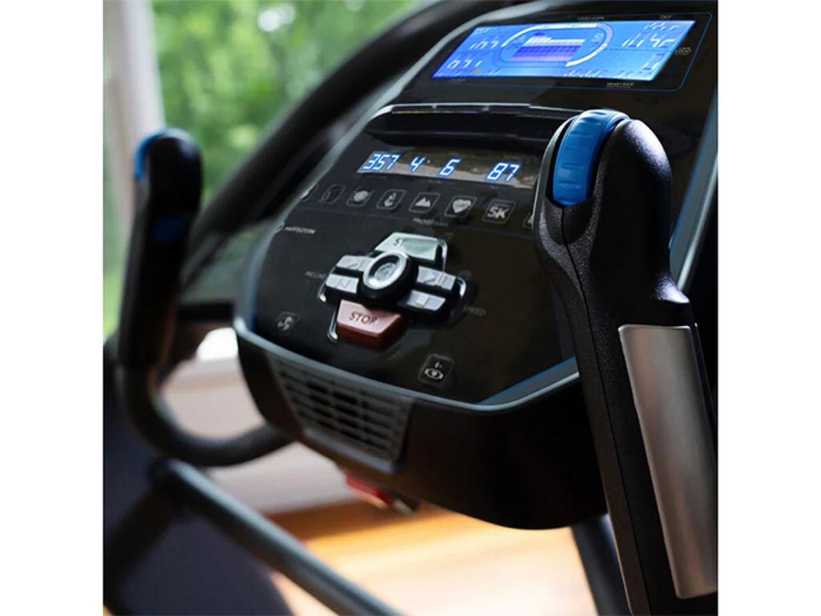 Tốc độ 0.8–20 km/h và độ nghiêng 0–15%