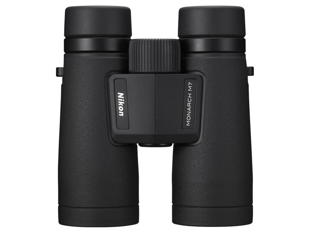 Độ phóng đại 10x và trường nhìn 121m/1000m giúp bám mục tiêu tốt hơn