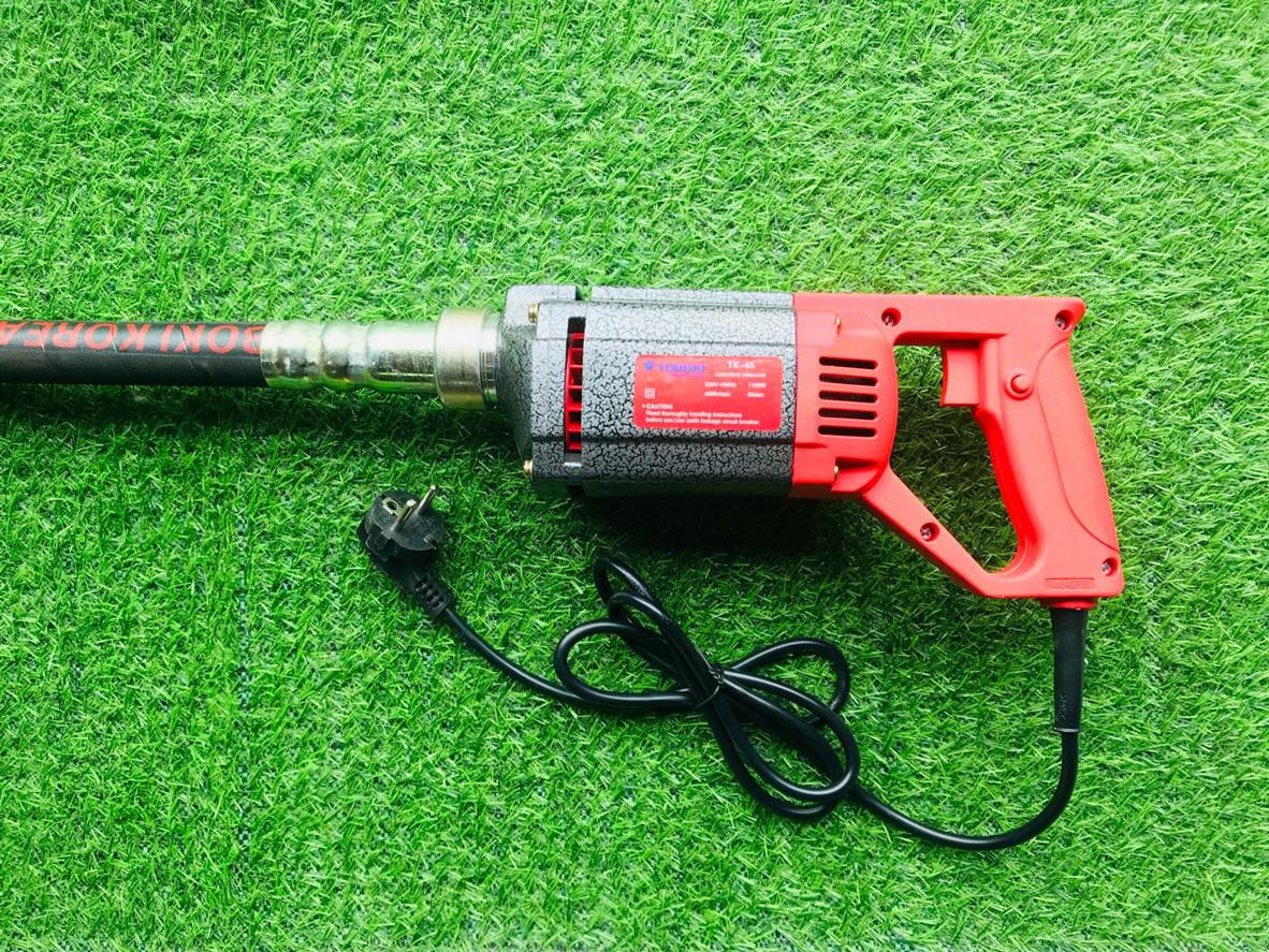 Công suất 1100W hỗ trợ đầm móng và đầm cột hiệu quả.