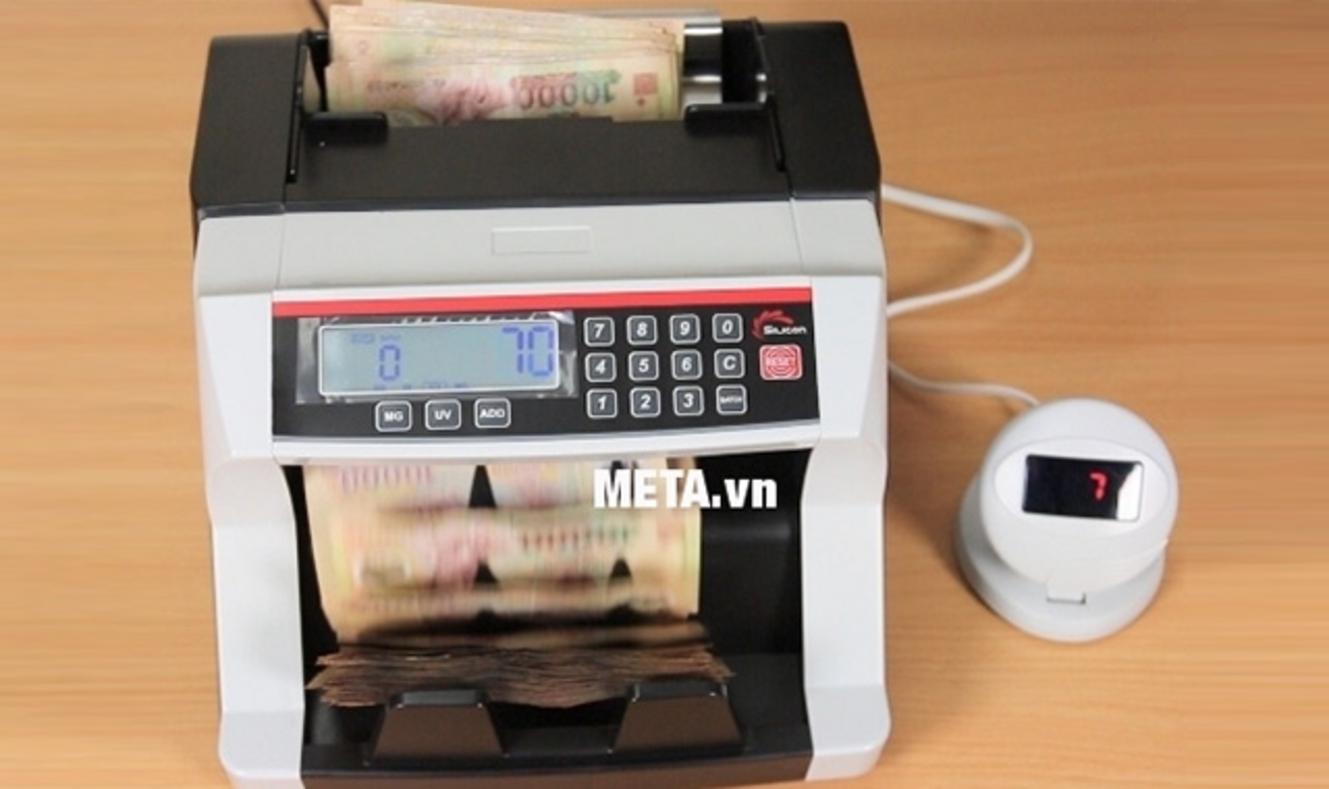 Hai màn hình hỗ trợ quan sát thuận tiện từ nhiều góc nhìn.