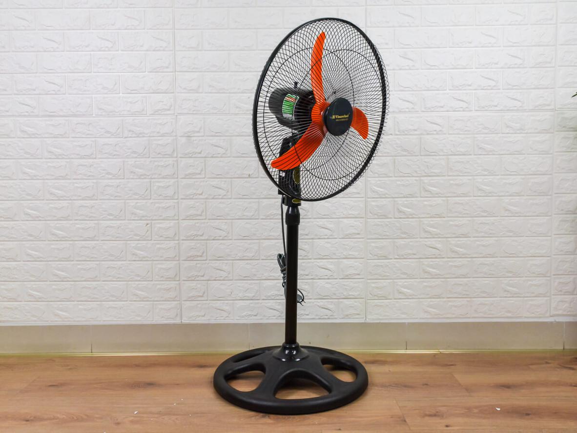 3 mức gió và chiều cao linh hoạt giúp dùng tiện hơn trong nhiều không gian.