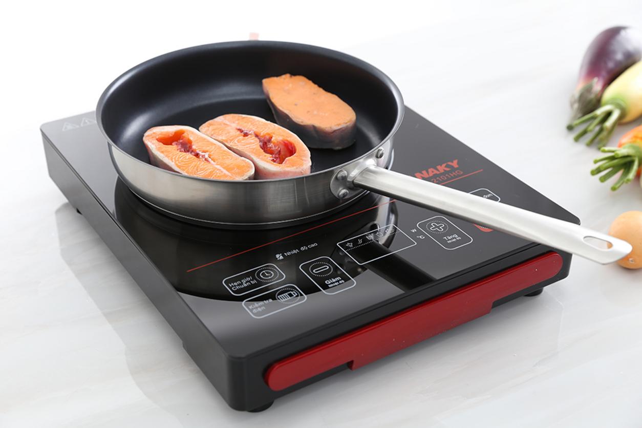 5 chế độ nấu, cảm ứng và hẹn giờ giúp thao tác dễ dàng.