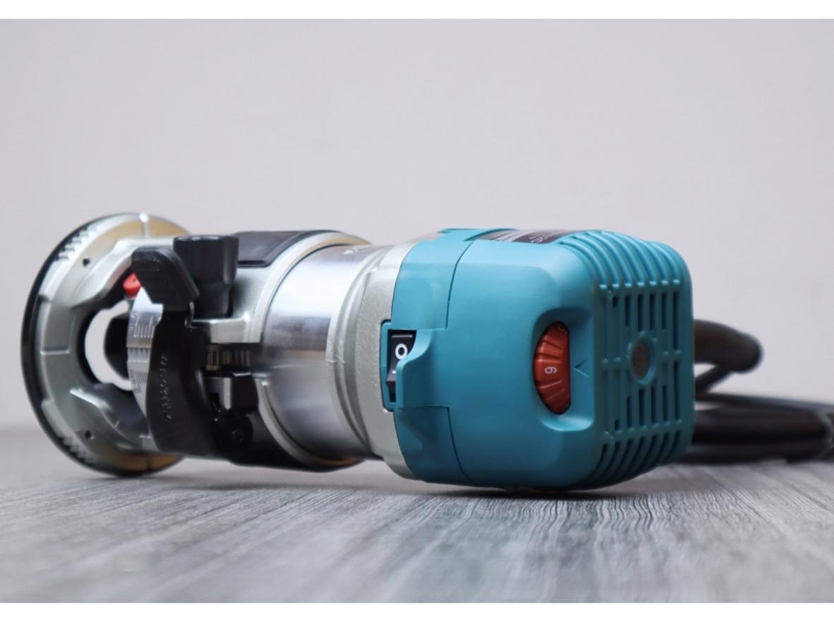 Công suất 710W giúp máy vận hành ổn định và hiệu quả