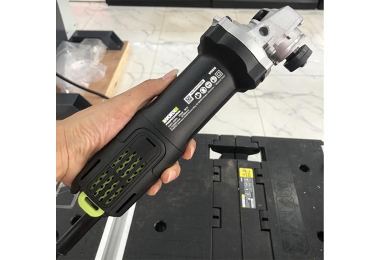 Công suất 750W và tốc độ 12.000 vòng/phút giúp xử lý công việc nhanh.