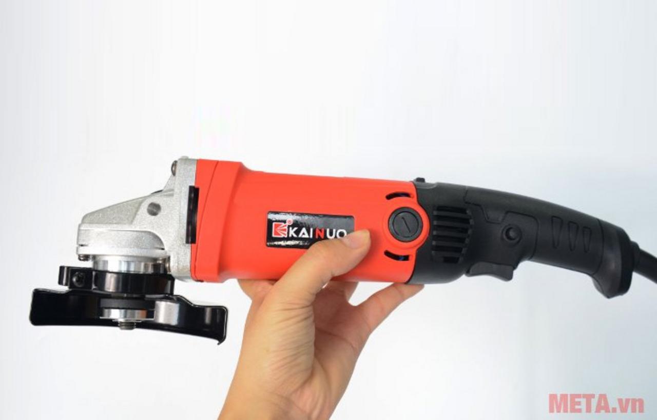 Công suất 860W hỗ trợ mài cắt nhanh và ổn định.