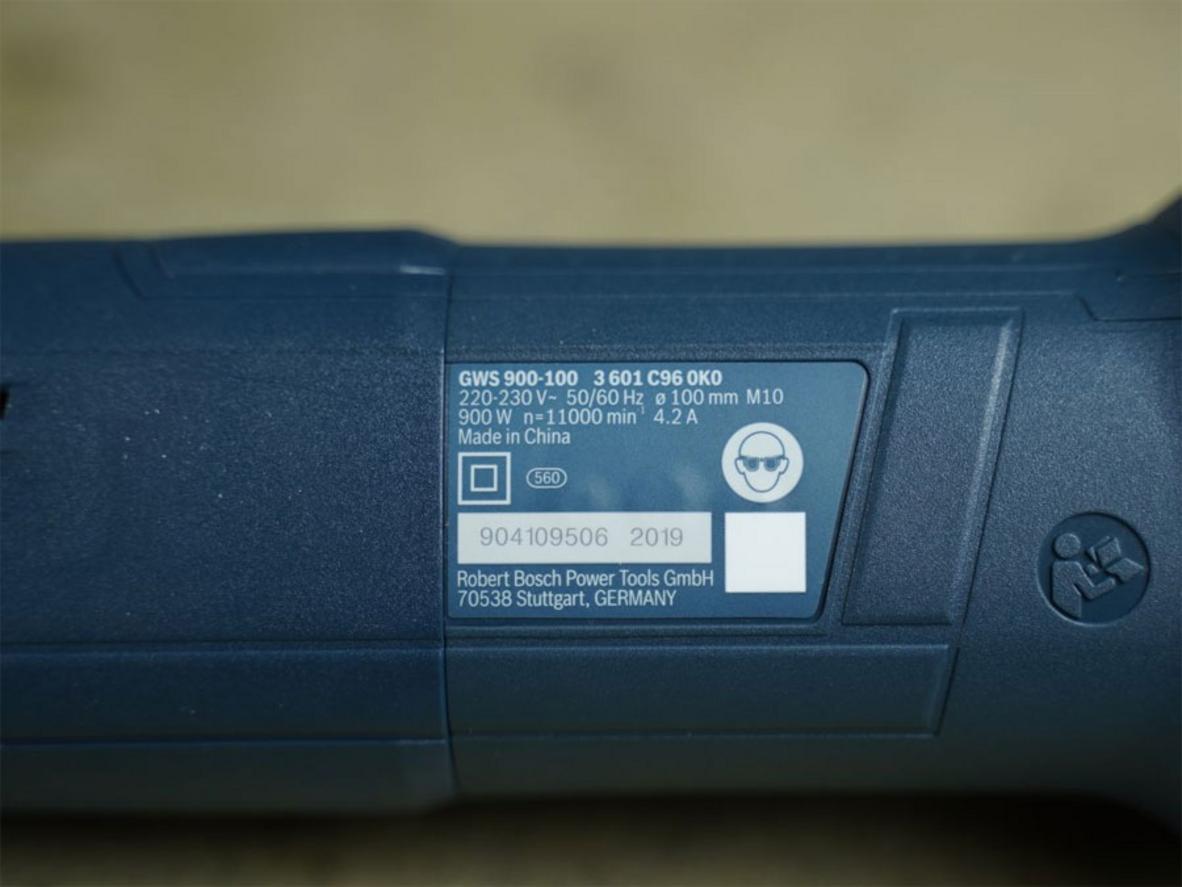 900W giúp mài cắt mạnh và ổn định hơn.