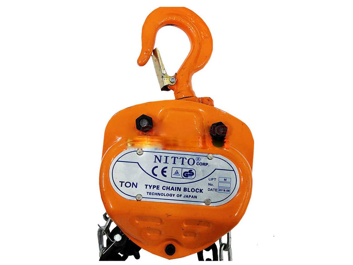 Cụm móc treo và chốt an toàn hỗ trợ vận hành yên tâm hơn.