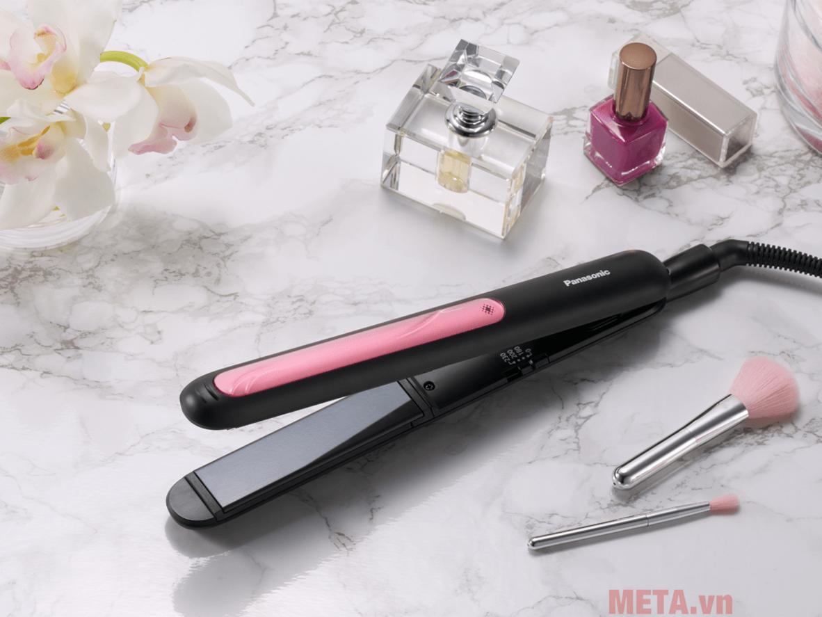 Bản là gốm phủ keratin và dầu dừa giúp lướt êm trên tóc.