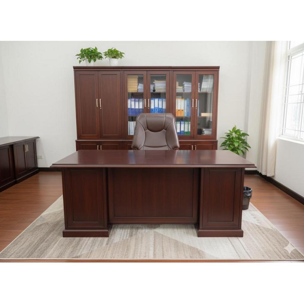 Bàn giám đốc gỗ tự nhiên phù hợp không gian lãnh đạo cần sự sang trọng và bề thế.