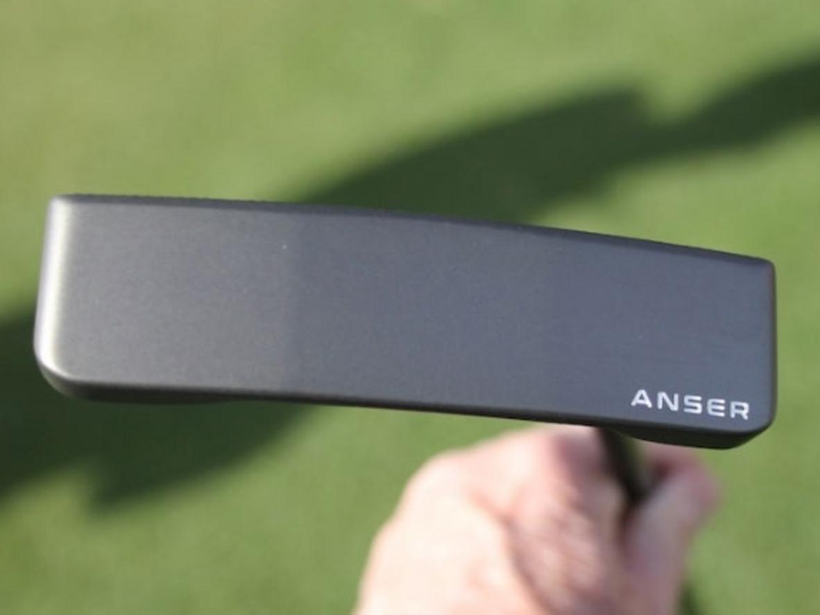 Thiết kế blade cổ điển phù hợp cú putting slight arc.