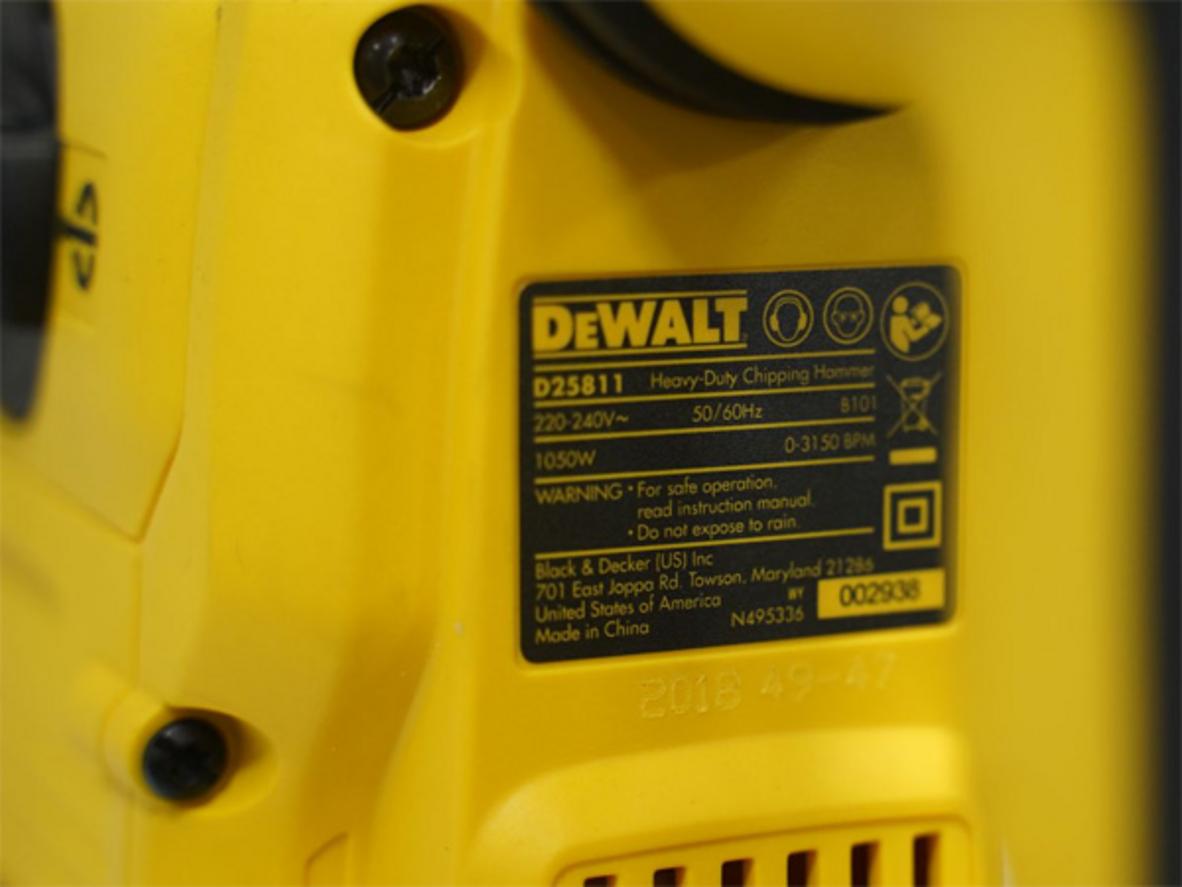 Công suất 1050W cho khả năng đục phá ổn định.