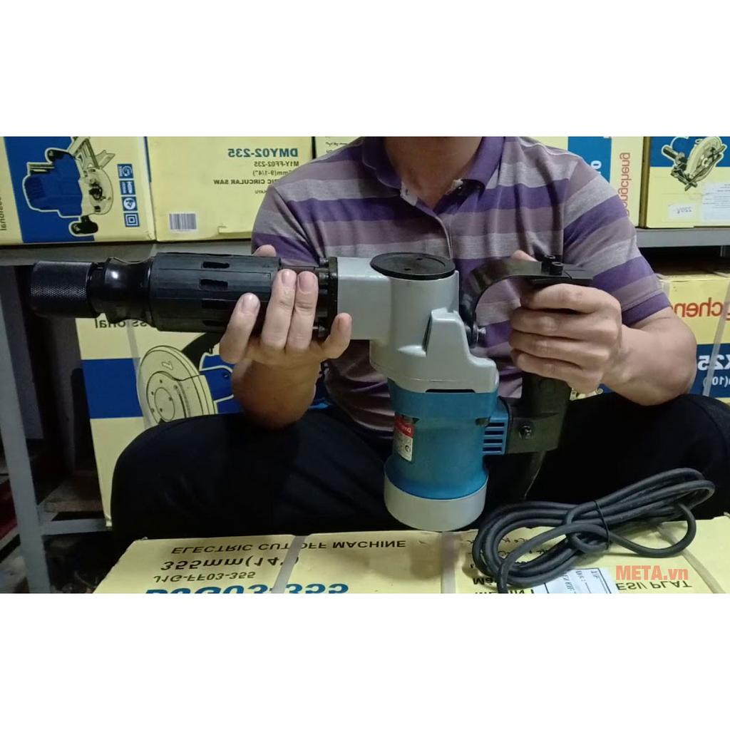 Công suất 1050W giúp máy đục nhanh và khỏe hơn.