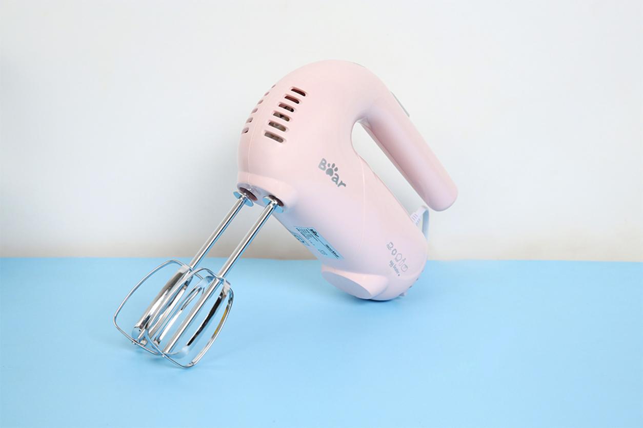 Công suất 125W hỗ trợ đánh trứng và trộn nguyên liệu nhanh hơn