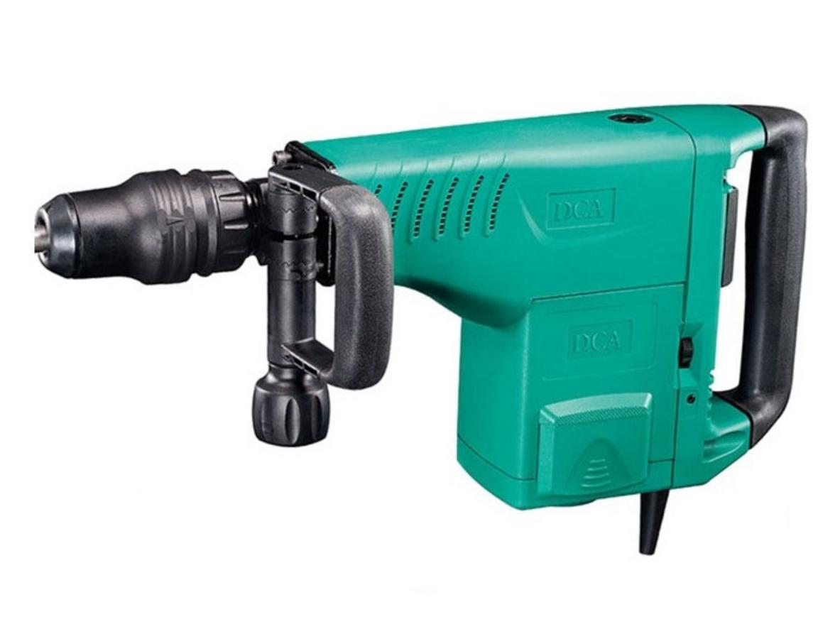 Công suất 1500W giúp máy đục phá mạnh và ổn định.