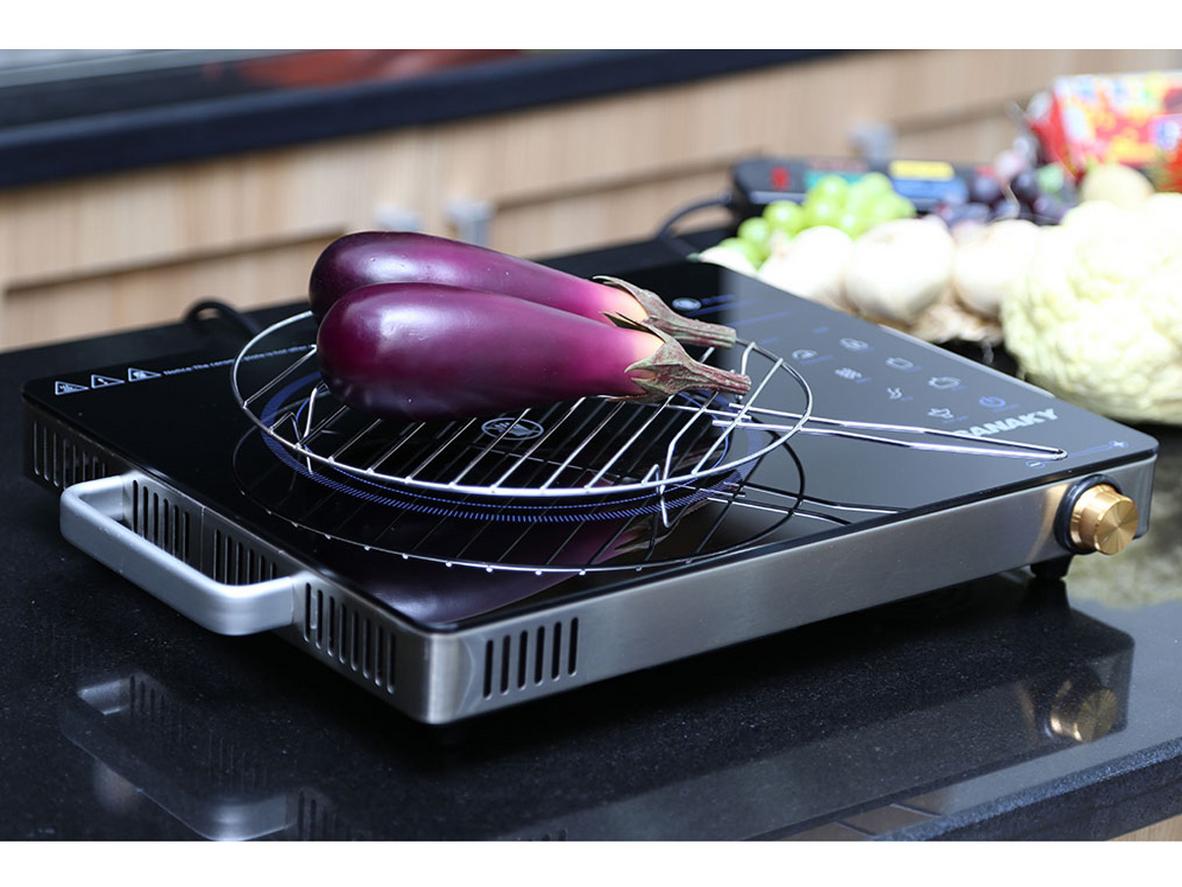 Công suất 2000W giúp nấu nhanh, tiện cho bữa ăn hằng ngày.