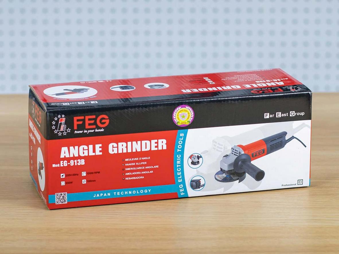 Đá 100mm, tay cầm phụ và mô tơ chổi than hỗ trợ công việc thực tế.
