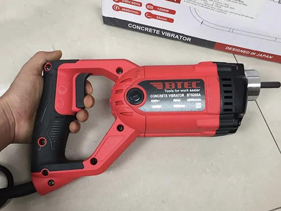 Công suất 1.200W giúp đầm chặt nhanh, giảm rỗ mặt bê tông.