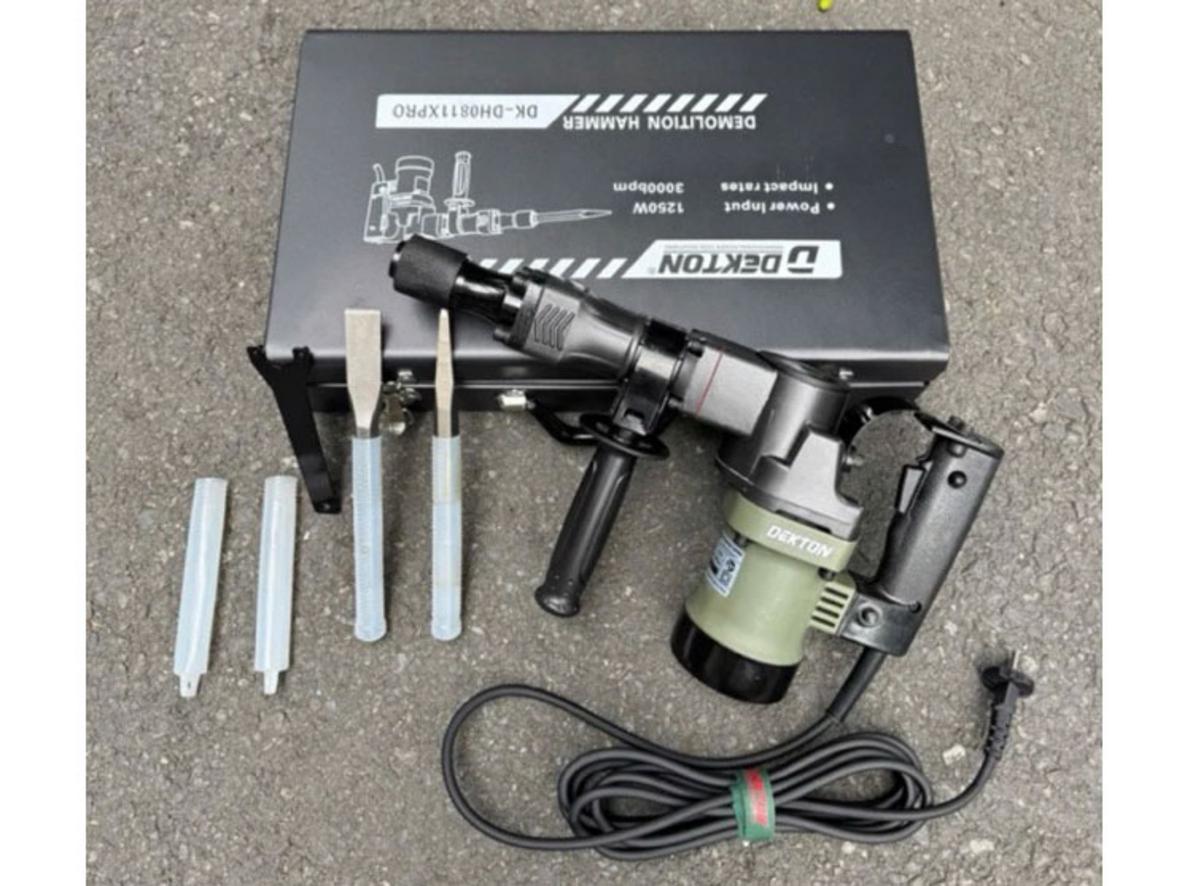Đầu gài 17mm và dây nguồn 5 mét hỗ trợ thao tác linh hoạt