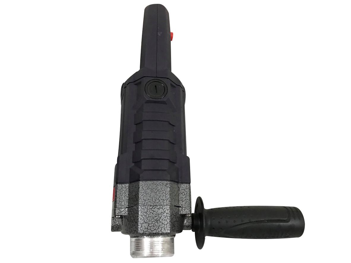 Dây đầm 1.5m và đường kính dùi 35mm hỗ trợ tiếp cận khu vực hẹp, sâu.