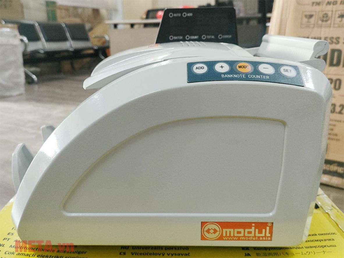 Tốc độ đếm 8 giây/100 tờ hỗ trợ xử lý giao dịch nhanh.