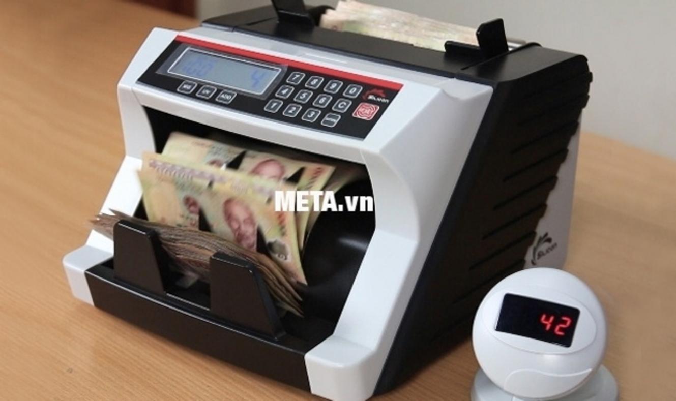 Tốc độ đếm 1.000 tờ/phút giúp xử lý tiền mặt nhanh chóng.