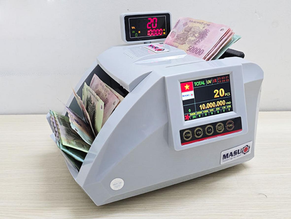 Tốc độ đếm 1.220 tờ/phút giúp tiết kiệm thời gian xử lý tiền mặt.