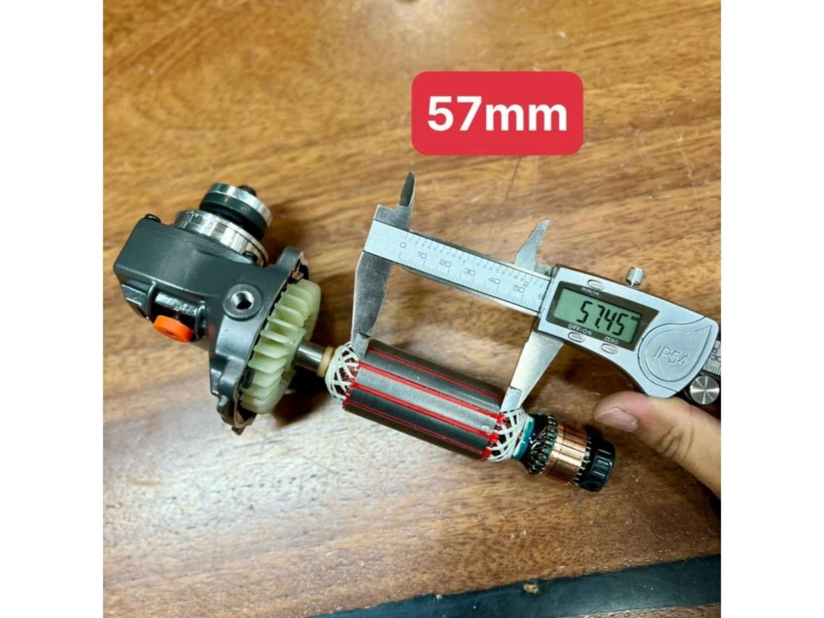 Đĩa 100mm và công tắc đuôi cho thao tác gọn, thuận tay.
