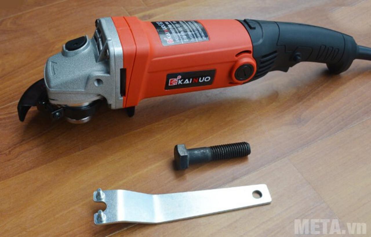 Đĩa 100mm phổ thông, thay đá nhanh nhờ khóa trục.