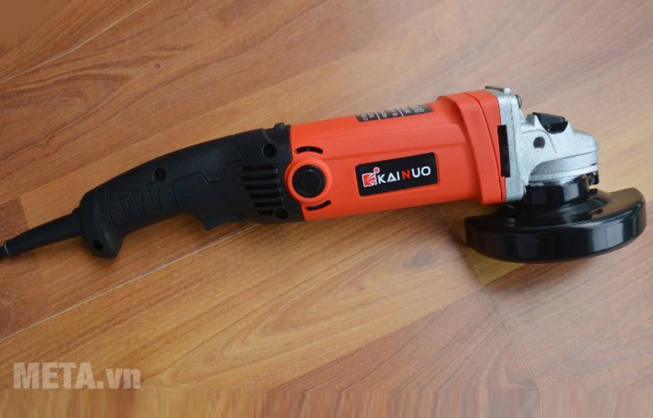 Đĩa 100mm phổ thông, thay đá nhanh nhờ khóa trục.