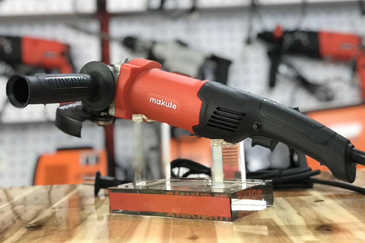 Đĩa 100mm và tốc độ cao cho khả năng mài cắt nhanh.