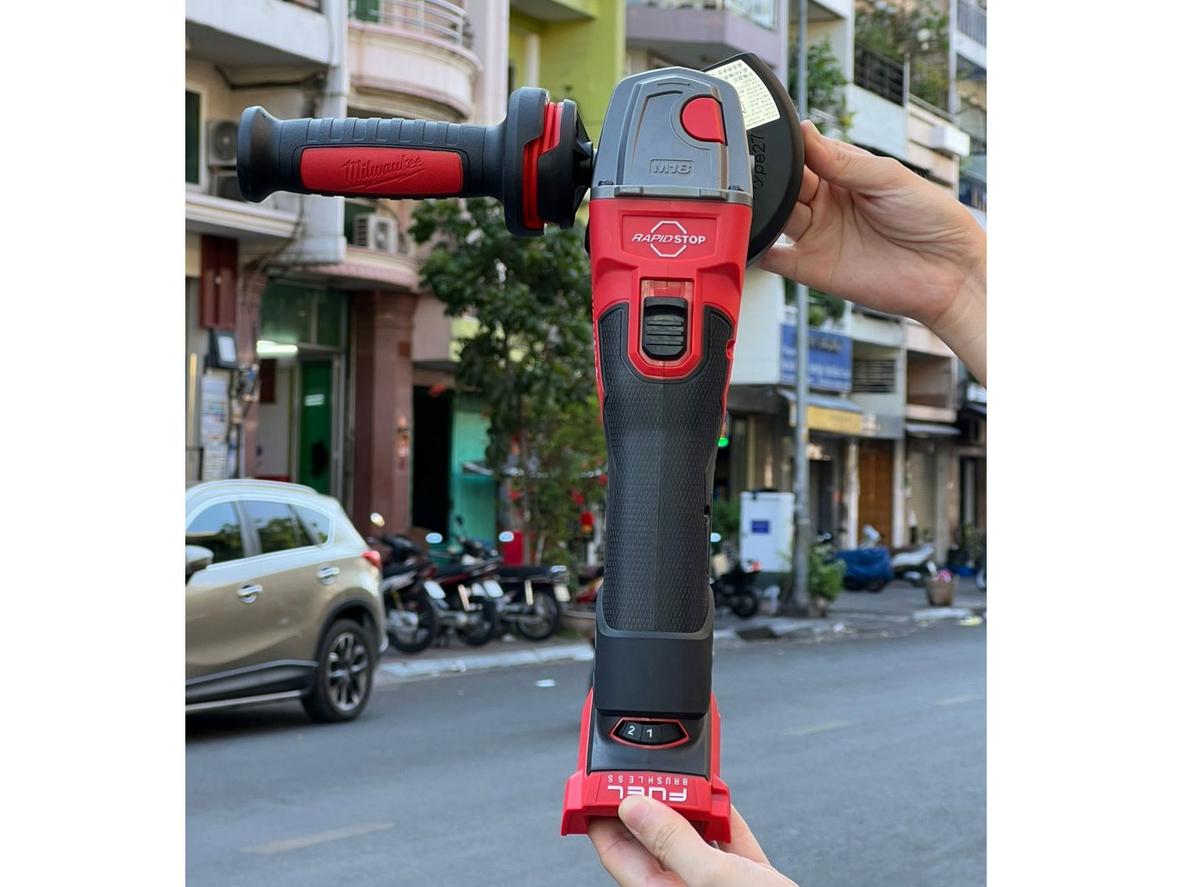Điều tốc linh hoạt giúp kiểm soát tốt hơn khi cắt hoặc mài.
