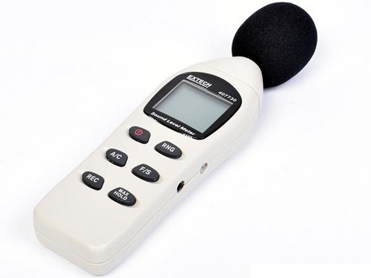 Dải đo rộng và hiển thị rõ giúp kiểm tra tiếng ồn nhanh hơn.