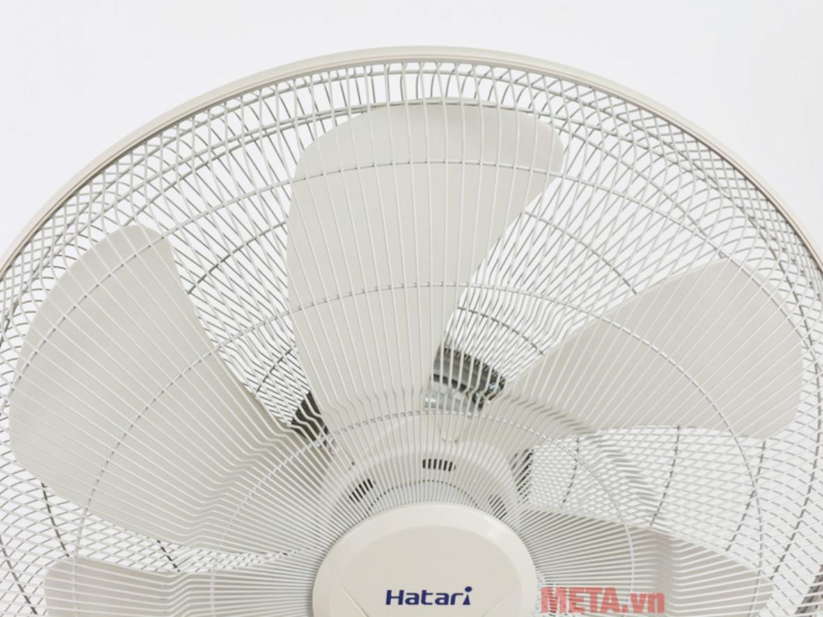 Động cơ bạc đạn giúp quạt bền và ổn định hơn.